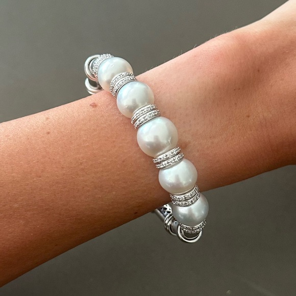 18 karat white gold hinged cuff bangle bracelet with five cultured pearls - Picture 1 of 5